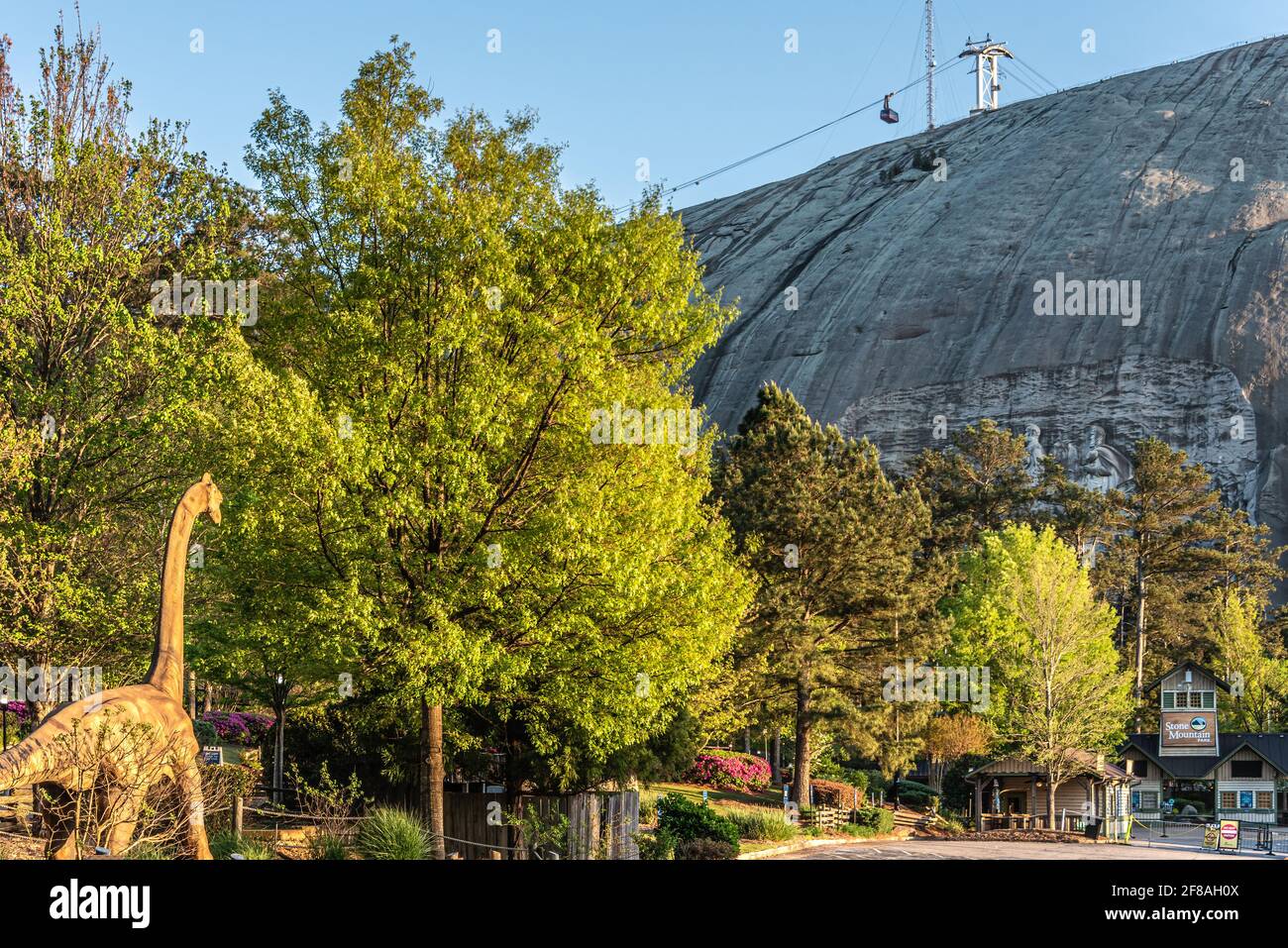 Stone Mountain Park mit Summit Skyride, Crossroads-Attraktionen, Dinotorium und Confederate Memorial Carving in Atlanta, Georgia. (USA) Stockfoto