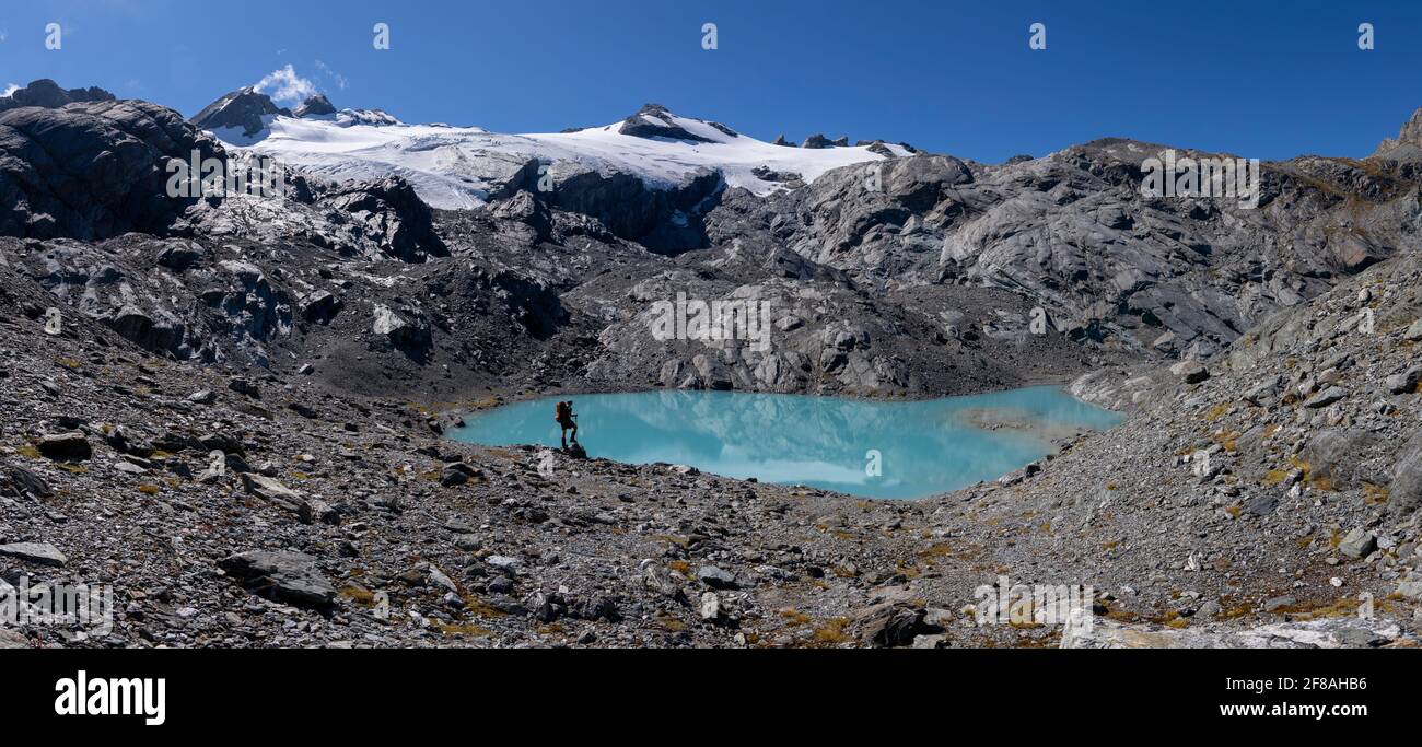Wanderer und ein Glacial Lake, Neuseeland Stockfoto