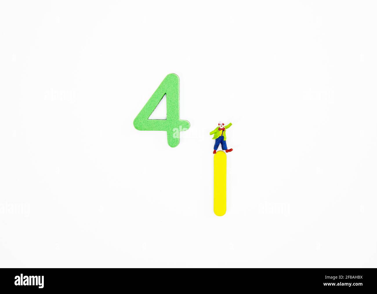 Draufsicht auf die Clownsfigur, die mit der Nummer 1 steht Nummer auf weißem Hintergrund isoliert Stockfoto