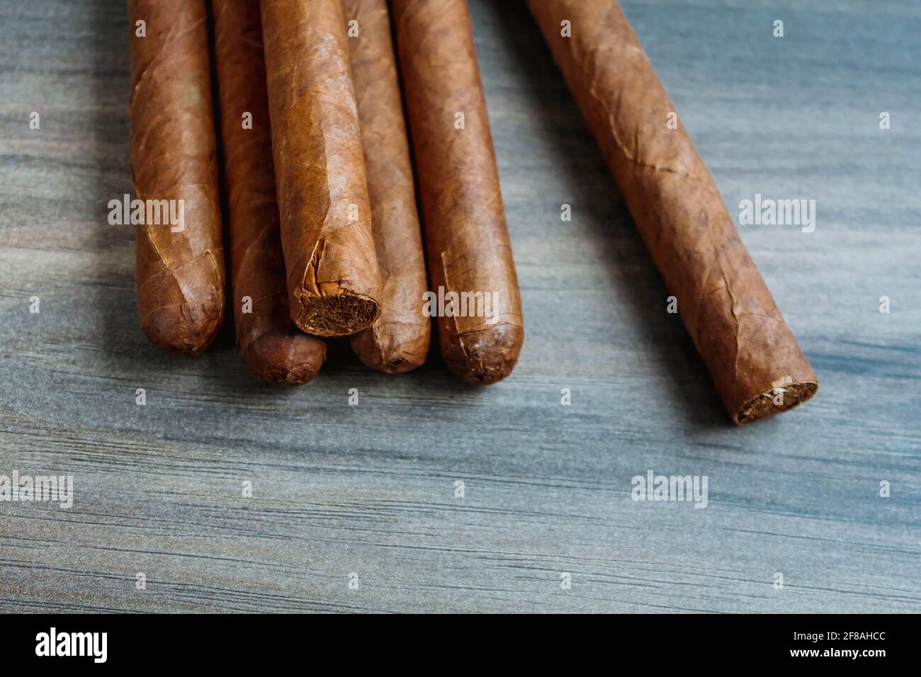 Zigarren auf dem Holzhintergrund Stockfoto