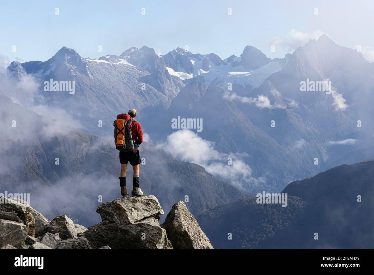 Mann auf dem Berg mit herrlicher Aussicht, Neuseeland Stockfoto