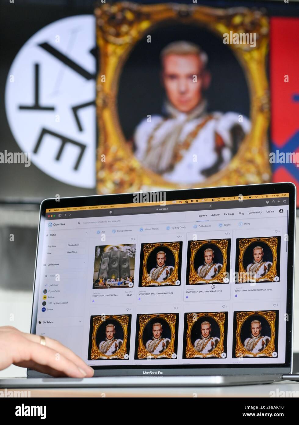 Berlin, Deutschland. April 2021. ILLUSTRATION - EIN digitales Kunstwerk mit Scooter Frontmann H.P. Baxxter wird auf einer Website versteigert. Scooter wird als erste Band in Deutschland ab dem 9. April ein digitales, animiertes Artwork zum neuen Scooter-Album „God Save The Rave“ veröffentlichen. Das Bildmaterial erhält ein Echtheitszertifikat mit NFTs, nicht-fungible Token, das nicht manipuliert werden kann. Die digitalen Kunstwerke werden durch das Start-up twlvxtwlv an Musikfans und Sammler vermarktet. Quelle: Jens Kalaene/dpa-Zentralbild/dpa/Alamy Live News Stockfoto