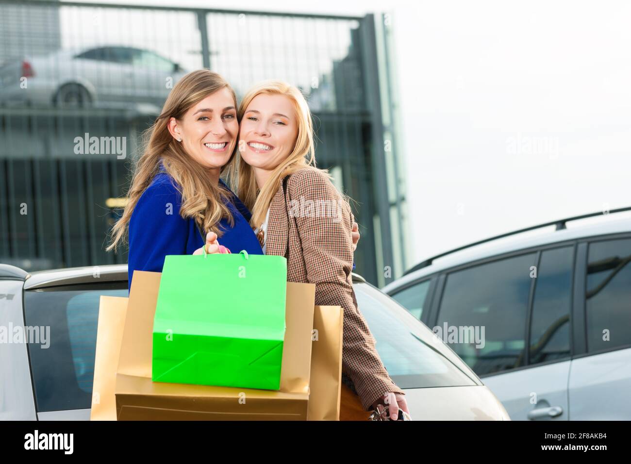 Zwei Frauen wurden in einem Einkaufszentrum oder Einkaufszentrum einkaufen und jetzt mit ihrem Auto nach Hause fahren Stockfoto