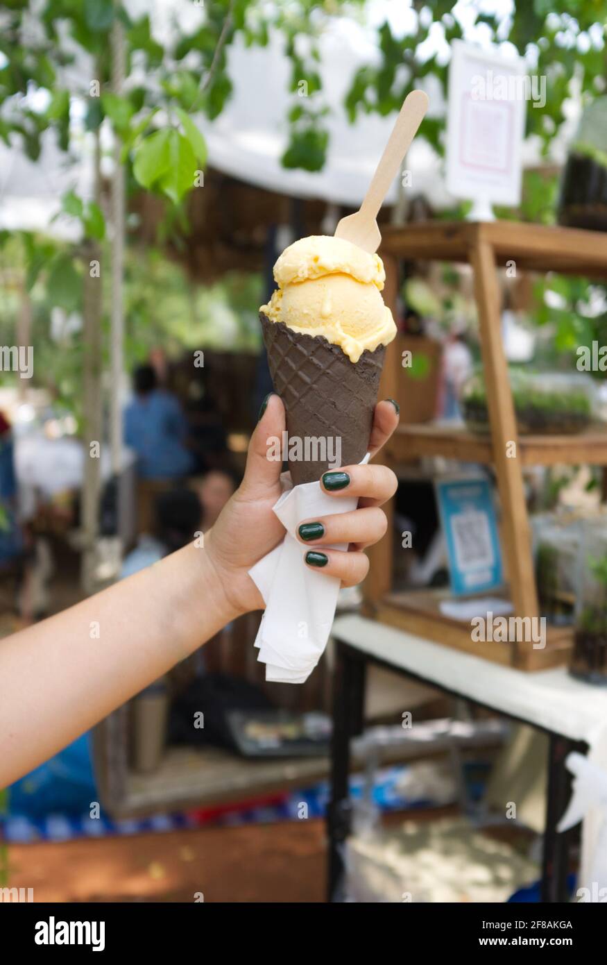 Hand hält Vanilla Eis-Kegel . Sommerangebot im Konzept Stockfoto