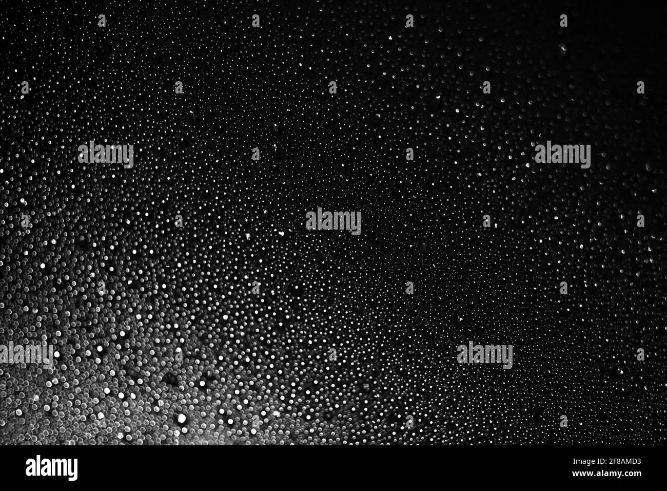 Schwarzer weißer Hintergrund aus Wassertropfen und Eis. Unschärfe. Stockfoto