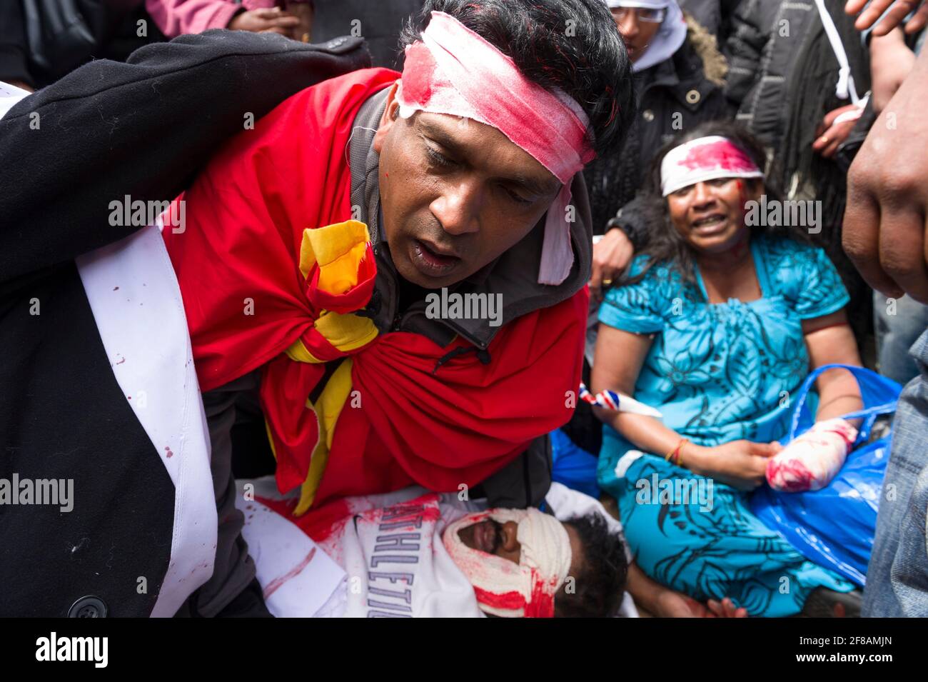 Tamilen protestieren gegen den fortlaufenden Bürgerkrieg zwischen der Regierung Sri Lankas und den Tamil Tigers. Eine Reihe von Demonstranten trugen Verbandsmaterial und taten so, als wären sie verletzt worden, um zivile Opfer des Krieges zu repräsentieren. Die Regierung Sri Lankas kündigte die Niederlage der Tamil Tigers am 16. Mai 2009 nach 26 Jahren Konflikt an. Parliament Square, London, Großbritannien. 18 Mai 2009 Stockfoto