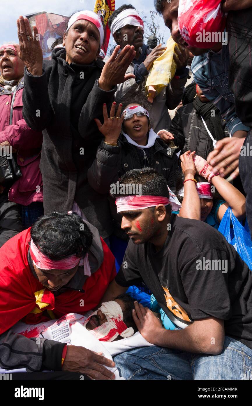 Tamilen protestieren gegen den fortlaufenden Bürgerkrieg zwischen der Regierung Sri Lankas und den Tamil Tigers. Eine Reihe von Demonstranten trugen Verbandsmaterial und taten so, als wären sie verletzt worden, um zivile Opfer des Krieges zu repräsentieren. Die Regierung Sri Lankas kündigte die Niederlage der Tamil Tigers am 16. Mai 2009 nach 26 Jahren Konflikt an. Parliament Square, London, Großbritannien. 18 Mai 2009 Stockfoto