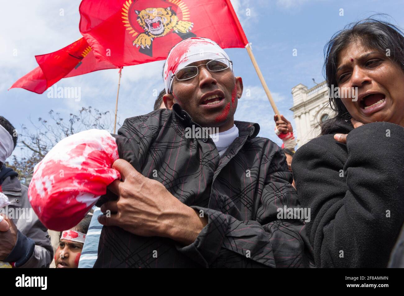 Tamilen protestieren gegen den fortlaufenden Bürgerkrieg zwischen der Regierung Sri Lankas und den Tamil Tigers. Eine Reihe von Demonstranten trugen Verbandsmaterial und taten so, als wären sie verletzt worden, um zivile Opfer des Krieges zu repräsentieren. Die Regierung Sri Lankas kündigte die Niederlage der Tamil Tigers am 16. Mai 2009 nach 26 Jahren Konflikt an. Parliament Square, London, Großbritannien. 18 Mai 2009 Stockfoto
