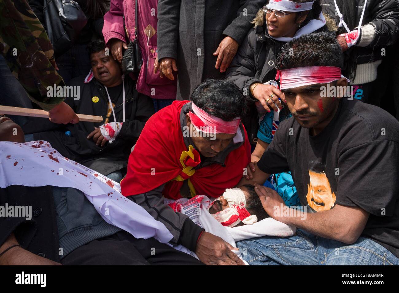 Tamilen protestieren gegen den fortlaufenden Bürgerkrieg zwischen der Regierung Sri Lankas und den Tamil Tigers. Eine Reihe von Demonstranten trugen Verbandsmaterial und taten so, als wären sie verletzt worden, um zivile Opfer des Krieges zu repräsentieren. Die Regierung Sri Lankas kündigte die Niederlage der Tamil Tigers am 16. Mai 2009 nach 26 Jahren Konflikt an. Parliament Square, London, Großbritannien. 18 Mai 2009 Stockfoto