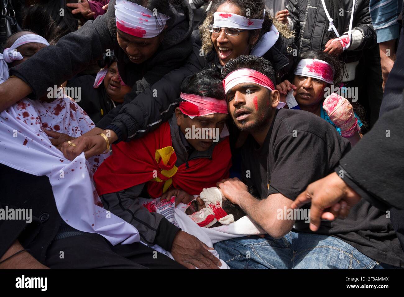 Tamilen protestieren gegen den fortlaufenden Bürgerkrieg zwischen der Regierung Sri Lankas und den Tamil Tigers. Eine Reihe von Demonstranten trugen Verbandsmaterial und taten so, als wären sie verletzt worden, um zivile Opfer des Krieges zu repräsentieren. Die Regierung Sri Lankas kündigte die Niederlage der Tamil Tigers am 16. Mai 2009 nach 26 Jahren Konflikt an. Parliament Square, London, Großbritannien. 18 Mai 2009 Stockfoto