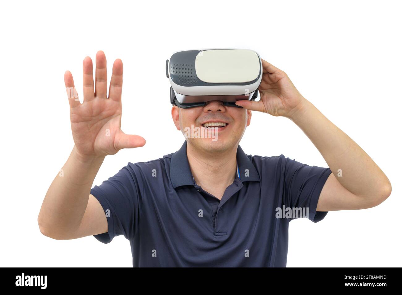 Mann mit Virtual-Reality-Brille. Studioaufnahme, weißer Hintergrund. Stockfoto