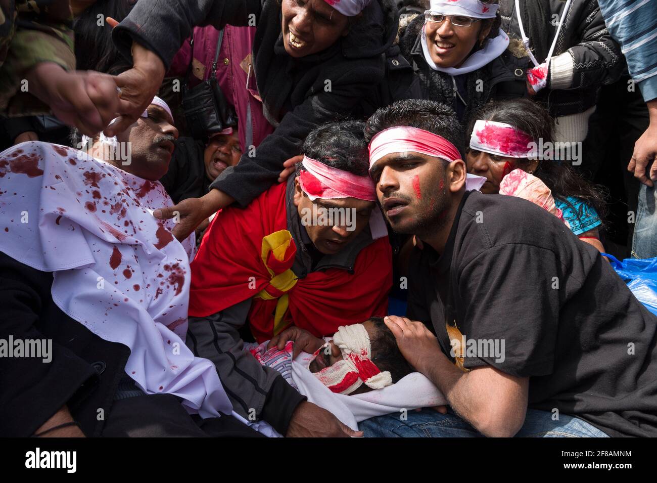 Tamilen protestieren gegen den fortlaufenden Bürgerkrieg zwischen der Regierung Sri Lankas und den Tamil Tigers. Eine Reihe von Demonstranten trugen Verbandsmaterial und taten so, als wären sie verletzt worden, um zivile Opfer des Krieges zu repräsentieren. Die Regierung Sri Lankas kündigte die Niederlage der Tamil Tigers am 16. Mai 2009 nach 26 Jahren Konflikt an. Parliament Square, London, Großbritannien. 18 Mai 2009 Stockfoto