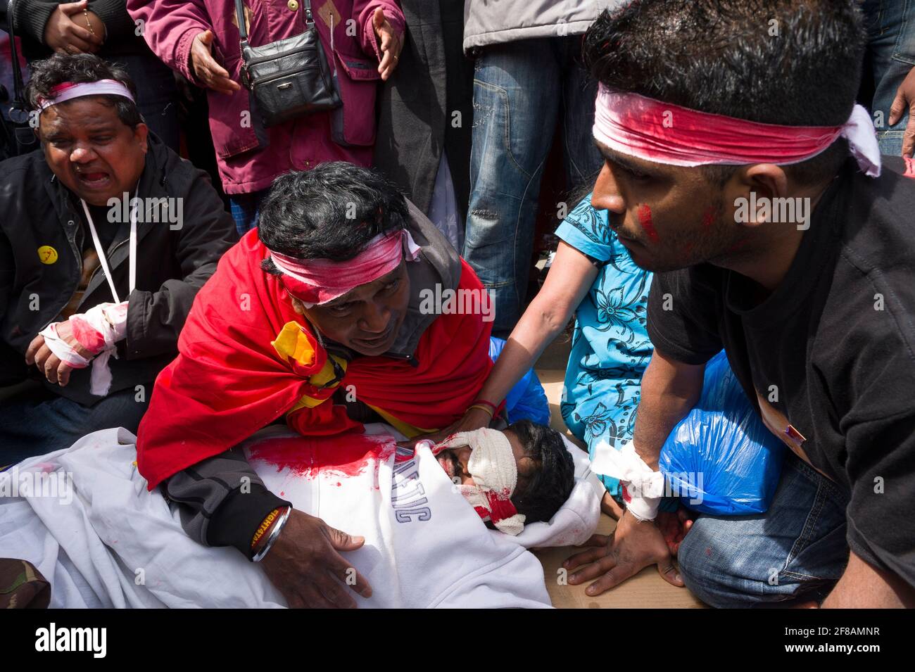 Tamilen protestieren gegen den fortlaufenden Bürgerkrieg zwischen der Regierung Sri Lankas und den Tamil Tigers. Eine Reihe von Demonstranten trugen Verbandsmaterial und taten so, als wären sie verletzt worden, um zivile Opfer des Krieges zu repräsentieren. Die Regierung Sri Lankas kündigte die Niederlage der Tamil Tigers am 16. Mai 2009 nach 26 Jahren Konflikt an. Parliament Square, London, Großbritannien. 18 Mai 2009 Stockfoto