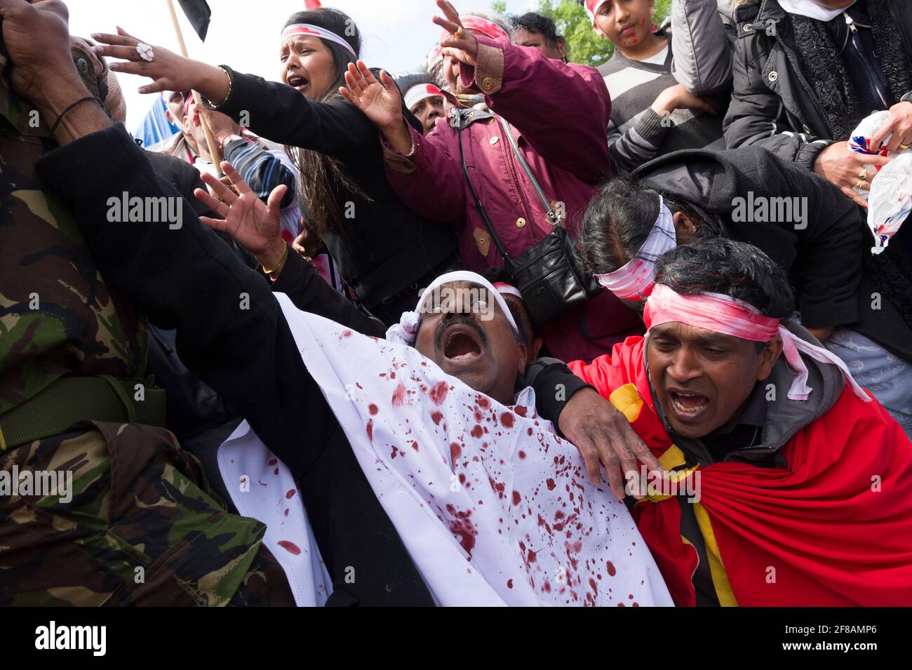 Tamilen protestieren gegen den fortlaufenden Bürgerkrieg zwischen der Regierung Sri Lankas und den Tamil Tigers. Eine Reihe von Demonstranten trugen Verbandsmaterial und taten so, als wären sie verletzt worden, um zivile Opfer des Krieges zu repräsentieren. Die Regierung Sri Lankas kündigte die Niederlage der Tamil Tigers am 16. Mai 2009 nach 26 Jahren Konflikt an. Parliament Square, London, Großbritannien. 18 Mai 2009 Stockfoto