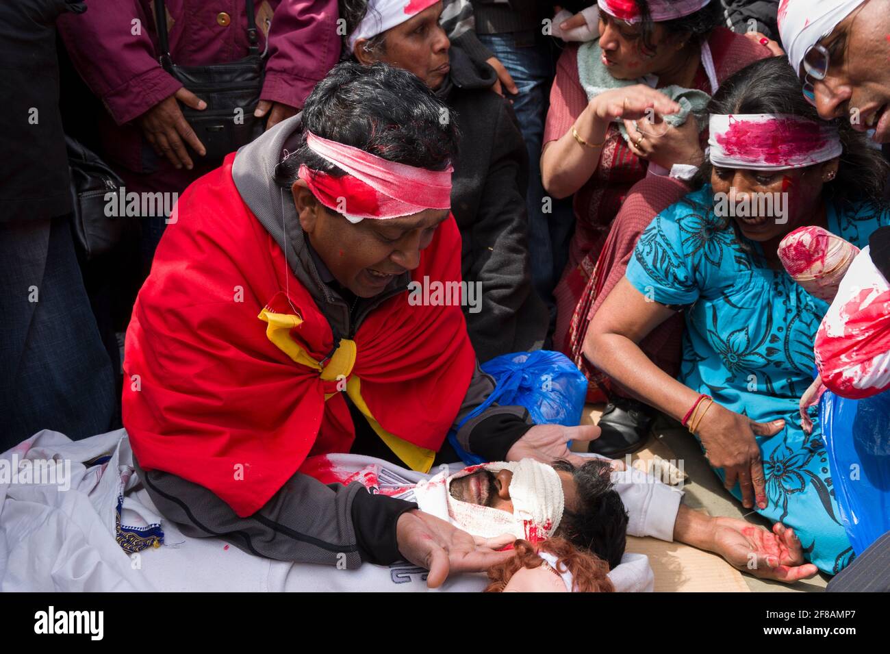Tamilen protestieren gegen den fortlaufenden Bürgerkrieg zwischen der Regierung Sri Lankas und den Tamil Tigers. Eine Reihe von Demonstranten trugen Verbandsmaterial und taten so, als wären sie verletzt worden, um zivile Opfer des Krieges zu repräsentieren. Die Regierung Sri Lankas kündigte die Niederlage der Tamil Tigers am 16. Mai 2009 nach 26 Jahren Konflikt an. Parliament Square, London, Großbritannien. 18 Mai 2009 Stockfoto