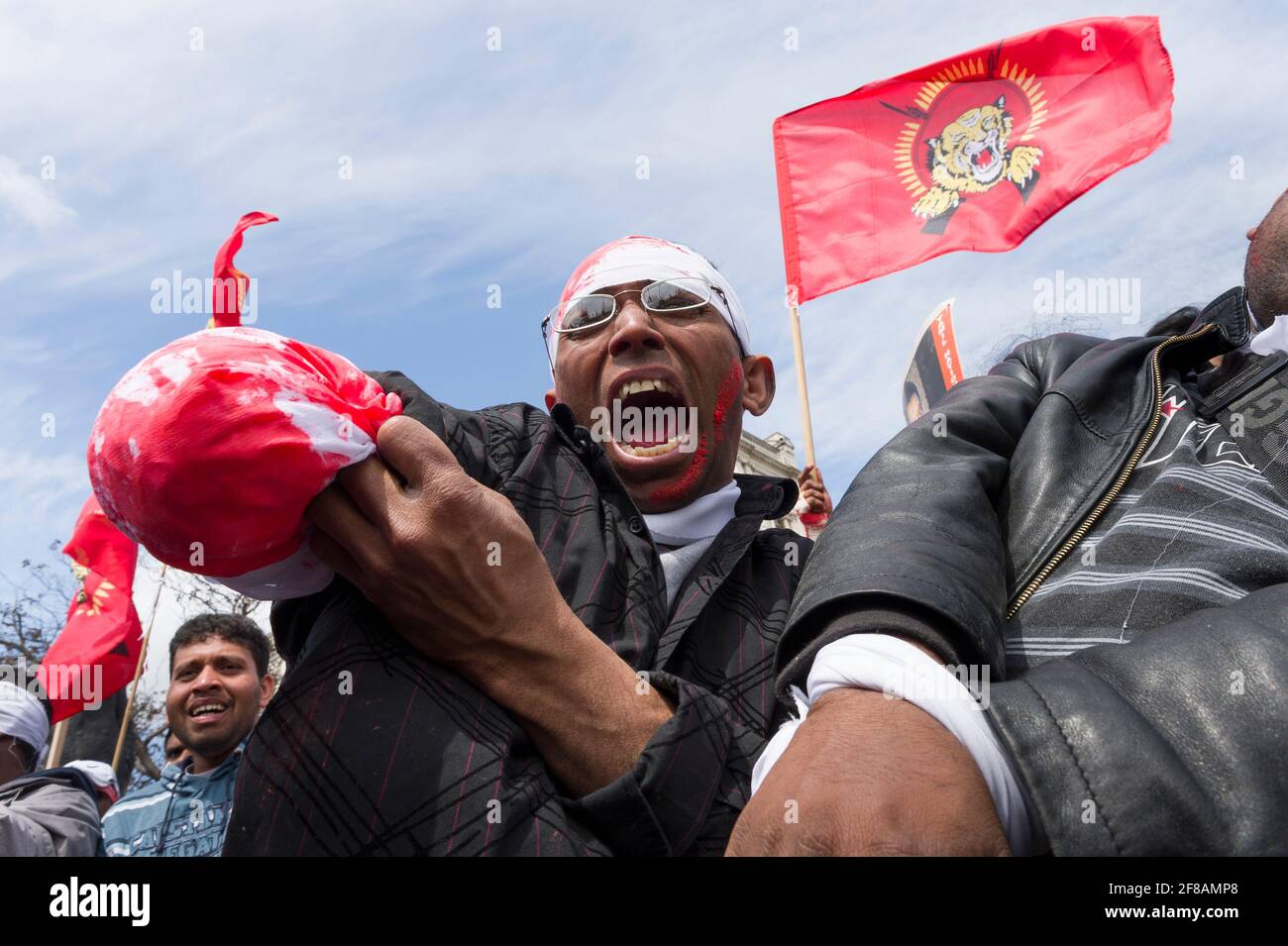 Tamilen protestieren gegen den fortlaufenden Bürgerkrieg zwischen der Regierung Sri Lankas und den Tamil Tigers. Eine Reihe von Demonstranten trugen Verbandsmaterial und taten so, als wären sie verletzt worden, um zivile Opfer des Krieges zu repräsentieren. Die Regierung Sri Lankas kündigte die Niederlage der Tamil Tigers am 16. Mai 2009 nach 26 Jahren Konflikt an. Parliament Square, London, Großbritannien. 18 Mai 2009 Stockfoto