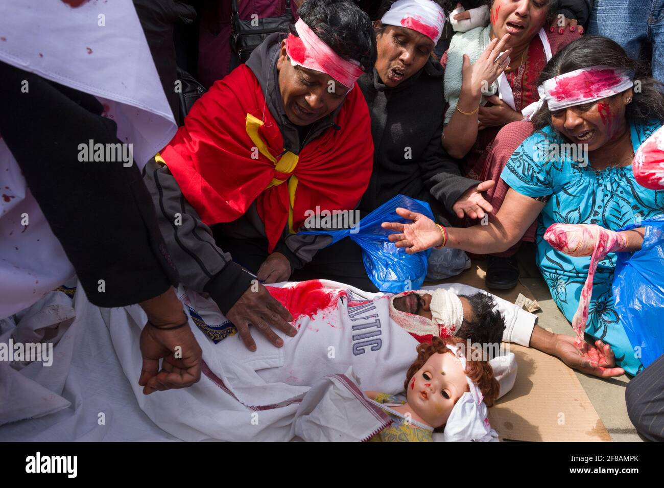 Tamilen protestieren gegen den fortlaufenden Bürgerkrieg zwischen der Regierung Sri Lankas und den Tamil Tigers. Eine Reihe von Demonstranten trugen Verbandsmaterial und taten so, als wären sie verletzt worden, um zivile Opfer des Krieges zu repräsentieren. Die Regierung Sri Lankas kündigte die Niederlage der Tamil Tigers am 16. Mai 2009 nach 26 Jahren Konflikt an. Parliament Square, London, Großbritannien. 18 Mai 2009 Stockfoto