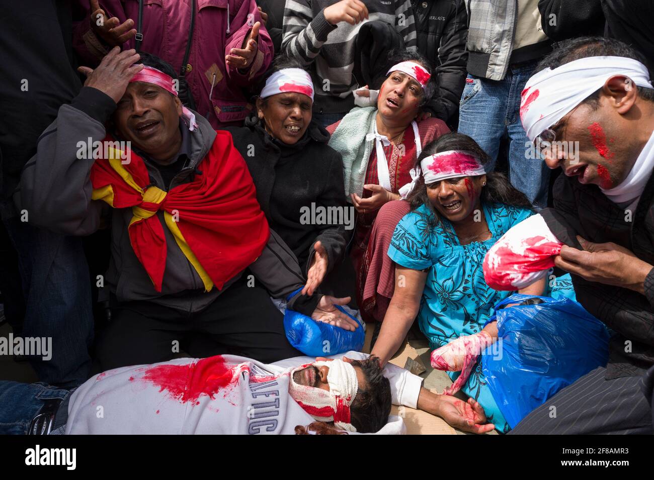 Tamilen protestieren gegen den fortlaufenden Bürgerkrieg zwischen der Regierung Sri Lankas und den Tamil Tigers. Eine Reihe von Demonstranten trugen Verbandsmaterial und taten so, als wären sie verletzt worden, um zivile Opfer des Krieges zu repräsentieren. Die Regierung Sri Lankas kündigte die Niederlage der Tamil Tigers am 16. Mai 2009 nach 26 Jahren Konflikt an. Parliament Square, London, Großbritannien. 18 Mai 2009 Stockfoto