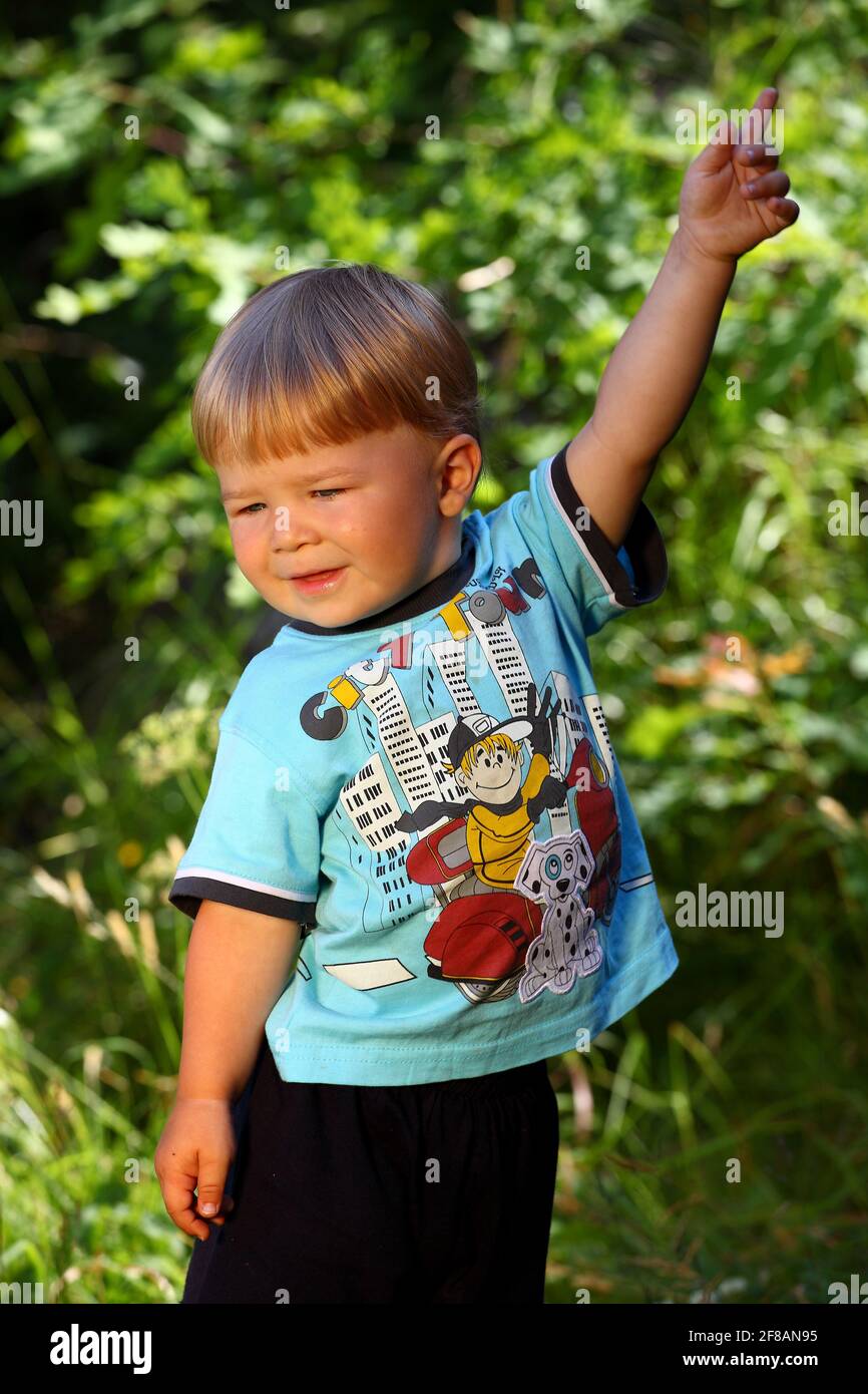 Russland. Vyborg. 08.07.2013 blonder Junge zeigt seinen Finger auf Nature Summer. Hochwertige Fotos Stockfoto