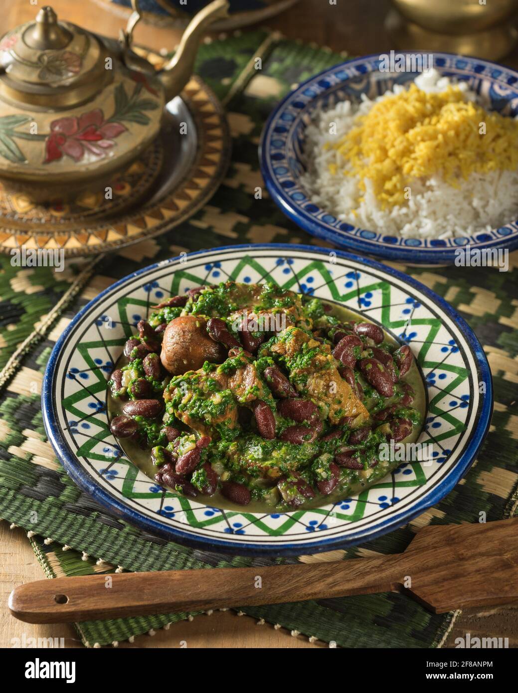 Khoresh ghormeh sabzi. Iranischer Lamm- und Kräutereintopf. Iranische Küche Stockfoto