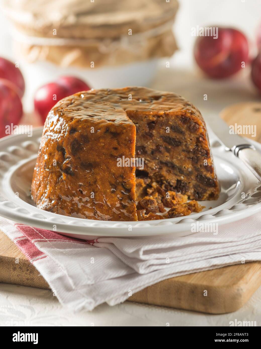 Plum duff. Gedämpfter Fruchtpudding. Traditionelles Essen in Großbritannien Stockfoto