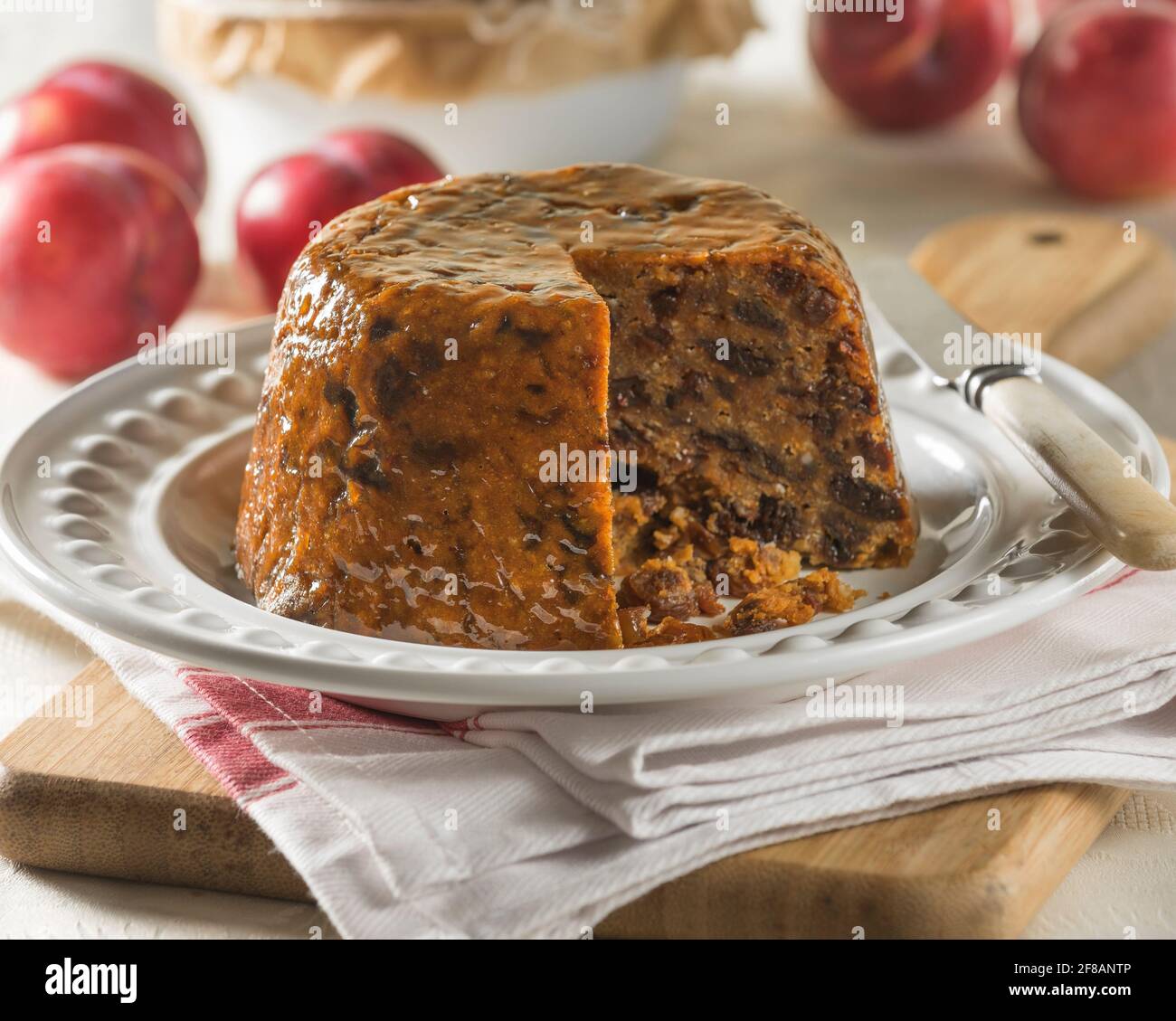 Plum duff. Gedämpfter Fruchtpudding. Traditionelles Essen in Großbritannien Stockfoto