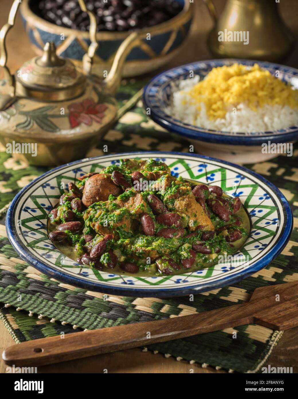 Khoresh ghormeh sabzi. Iranischer Lamm- und Kräutereintopf. Iranische Küche Stockfoto