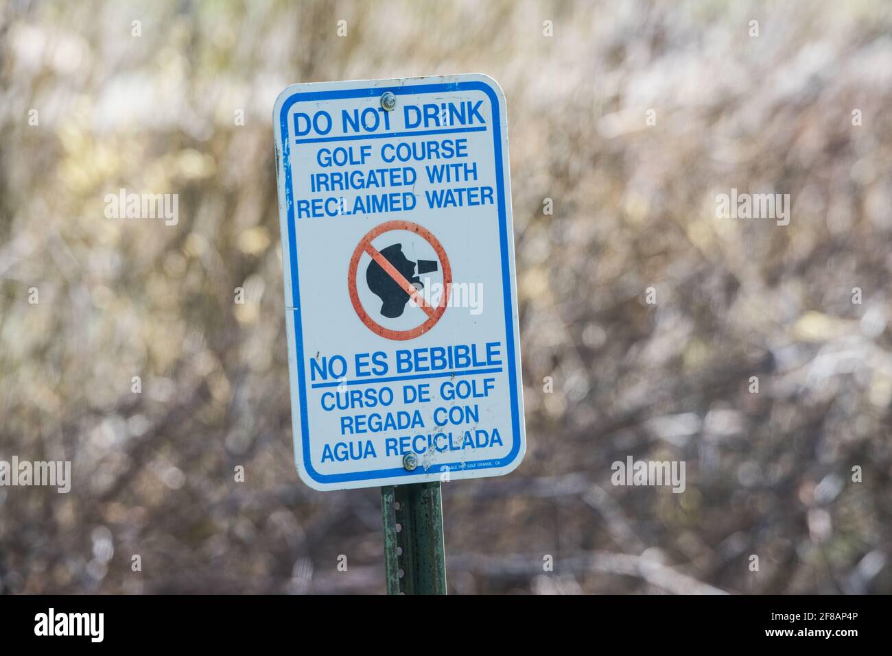 Ein Schild auf dem Golfplatz Wawona im Yosemite National Park, Kalifornien, warnt davor, dass das Wasser im Bach nicht sicher zu trinken ist, da es zurückgewonnen wird. Stockfoto