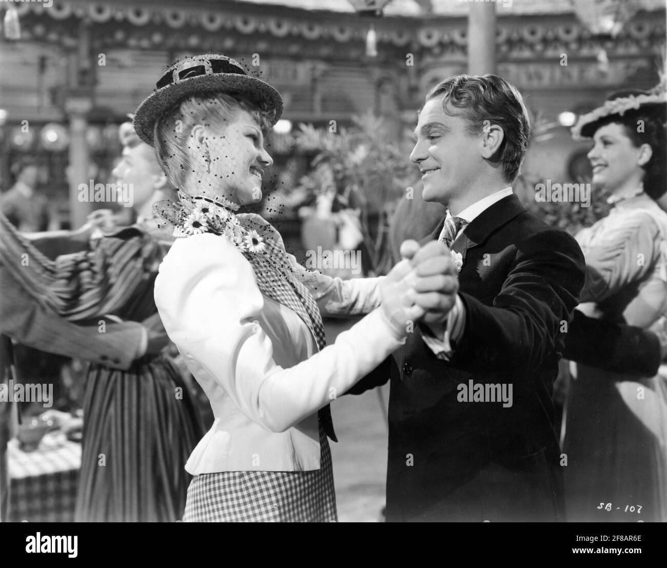 RITA HAYWORTH und JAMES CAGNEY im ERDBEERBLONDEN 1941 Regisseur RAOUL WALSH Drehbuch Julius J. und Philip G. Epstein nach dem Stück One Sunday Afternoon von James Hagan Gowns Orry-Kelly Warner Bros Stockfoto