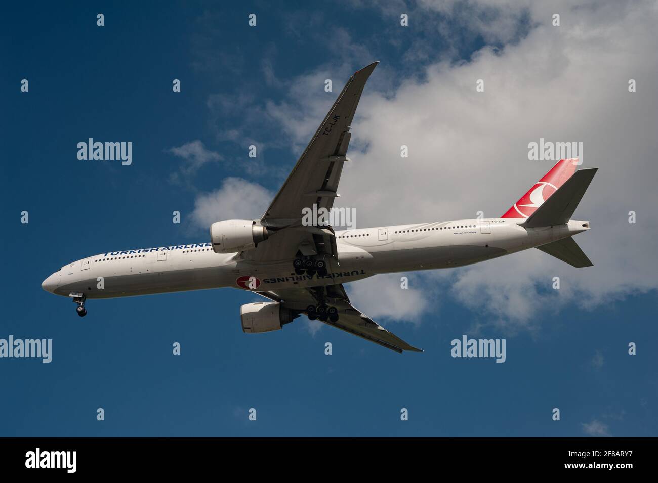 07.04.2021, Singapur, Republik Singapur, Asien - EIN Passagierflugzeug der Turkish Airlines Boeing 777-300 er nähert sich dem Changi Airport zur Landung. Stockfoto