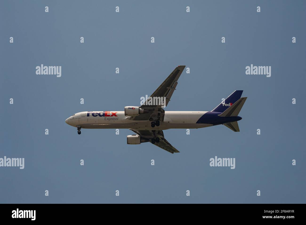 11.04.2021, Singapur, Republik Singapur, Asien - EIN Frachtflugzeug des Federal Express (FedEx) Boeing 767-300 F (er) nähert sich dem Flughafen Changi. Stockfoto