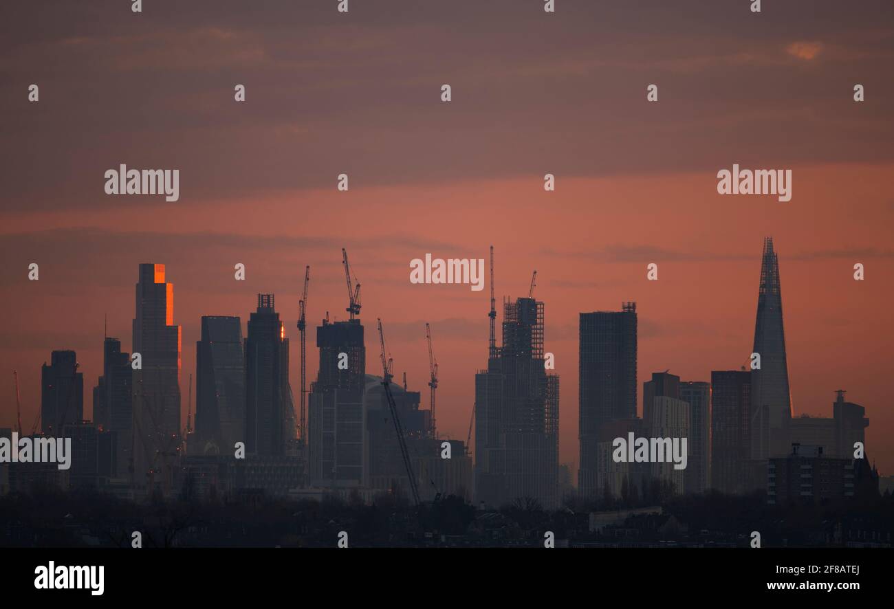 London, Großbritannien. 13. April 2021. Die Morgenröte bricht über den Wolkenkratzern im Zentrum Londons an, und das Sonnenlicht reflektiert die oberen Stockwerke von 22 Bishopsgate, dem 62-stöckigen, 912 Fuß hohen Bürogebäude in der City of London. Quelle: Malcolm Park/Alamy Live News. Stockfoto