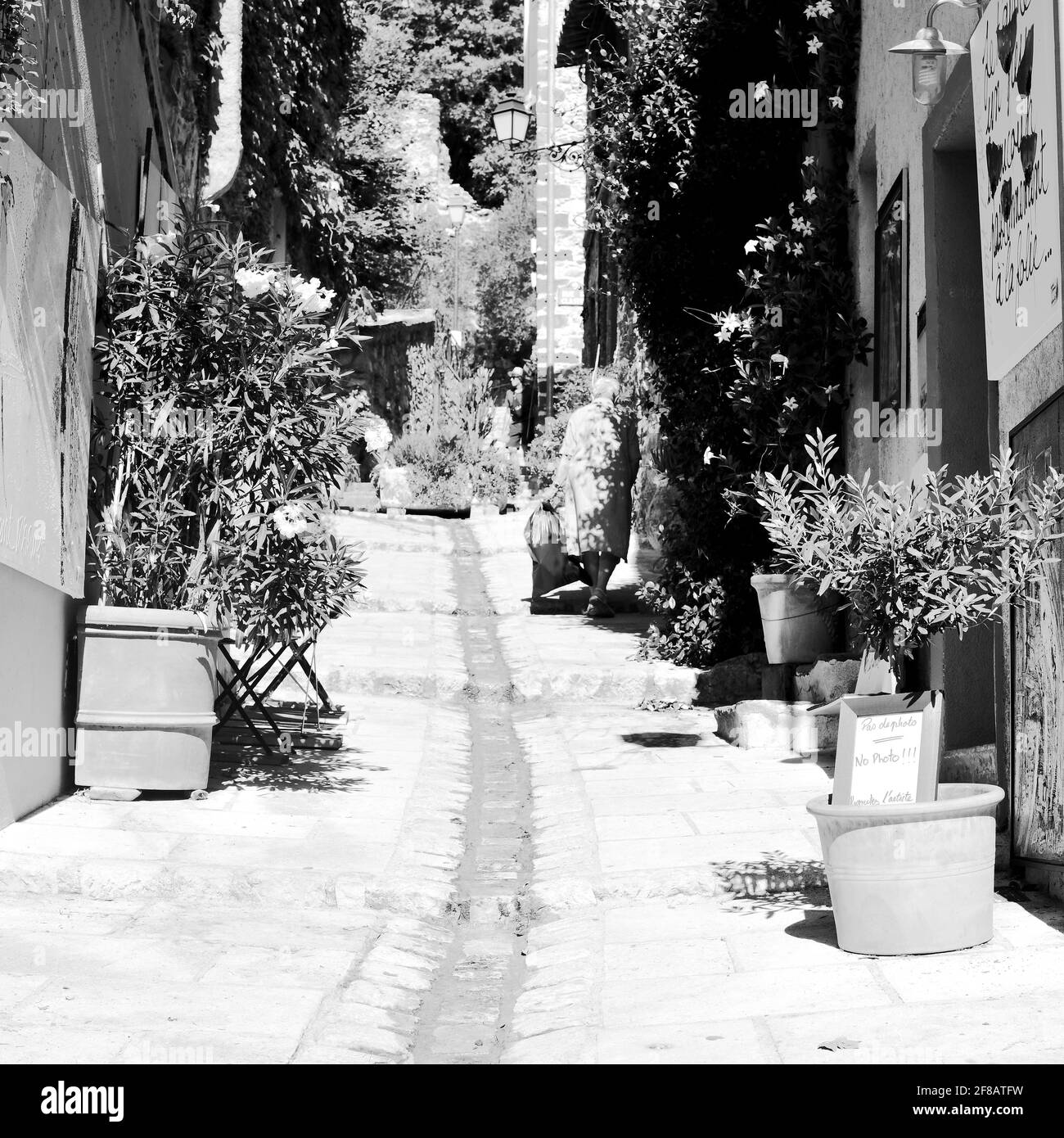 Gasse im malerischen provenzalischen Dorf Grimaud, Frankreich Stockfoto