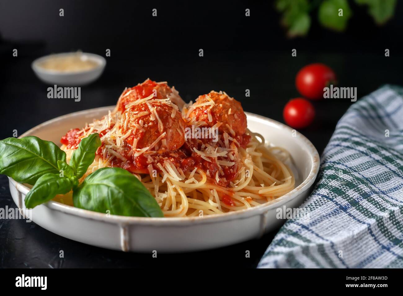 Köstliche Spaghetti mit Fleischbällchen, Parmesan und Tomatensauce, selektiver Fokus Stockfoto
