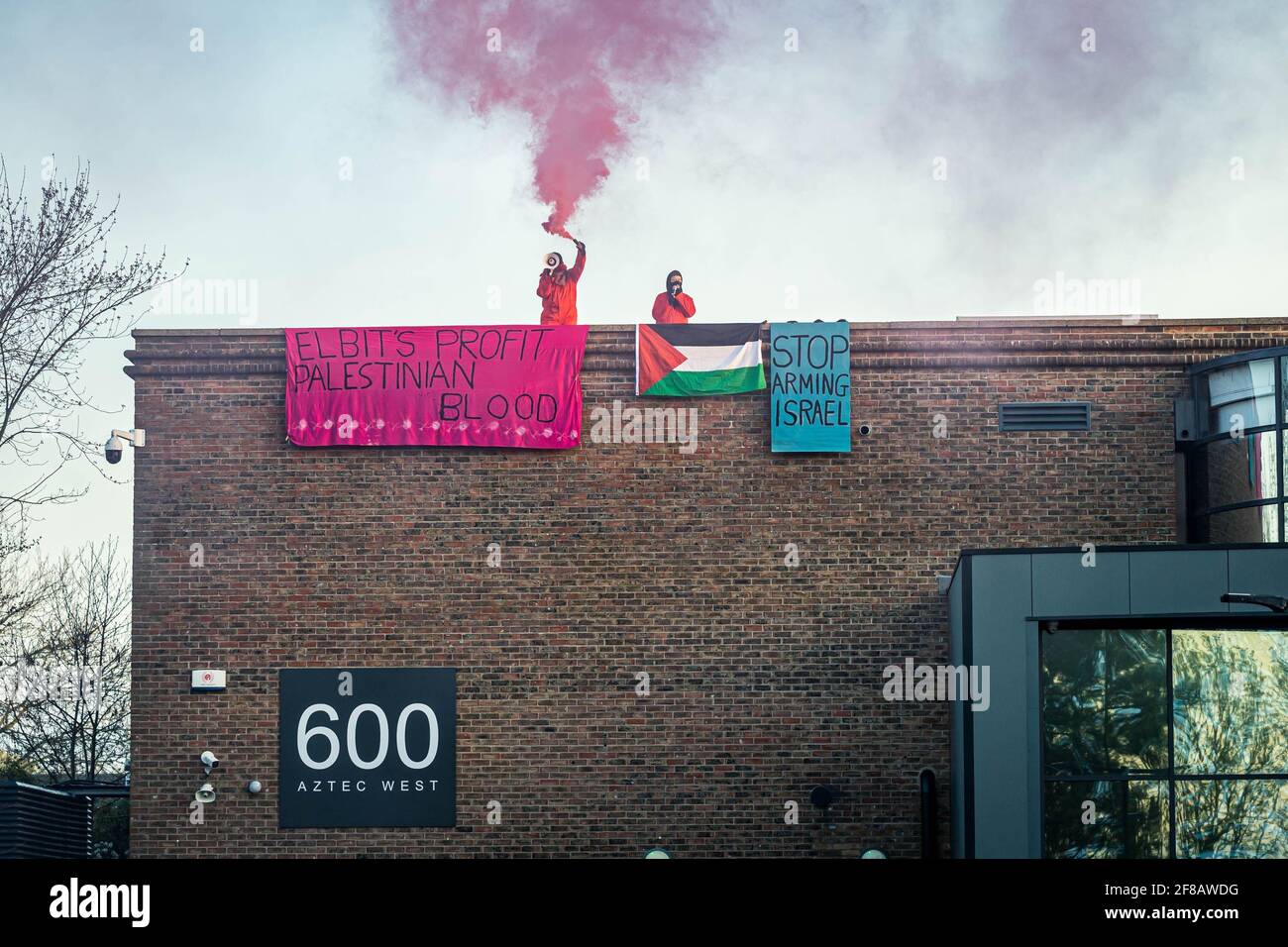 Bristol, Großbritannien. 13 April 2021. Aktivisten der Palestine Action besetzen das Dach des Hauptquartiers von Elbit in Bristol in den frühen Morgenstunden des Mittwochs. Auf Transparenten hängen „Elbits nützliches palästinensisches Blut“ und „Stoppen Sie die Bewaffnung Israels“. Aztec West Business Park in Bristol, Großbritannien. Quelle: Vladimir Morozov/akxmedia. Quelle: Vladimir Morozov/Alamy Live News Stockfoto