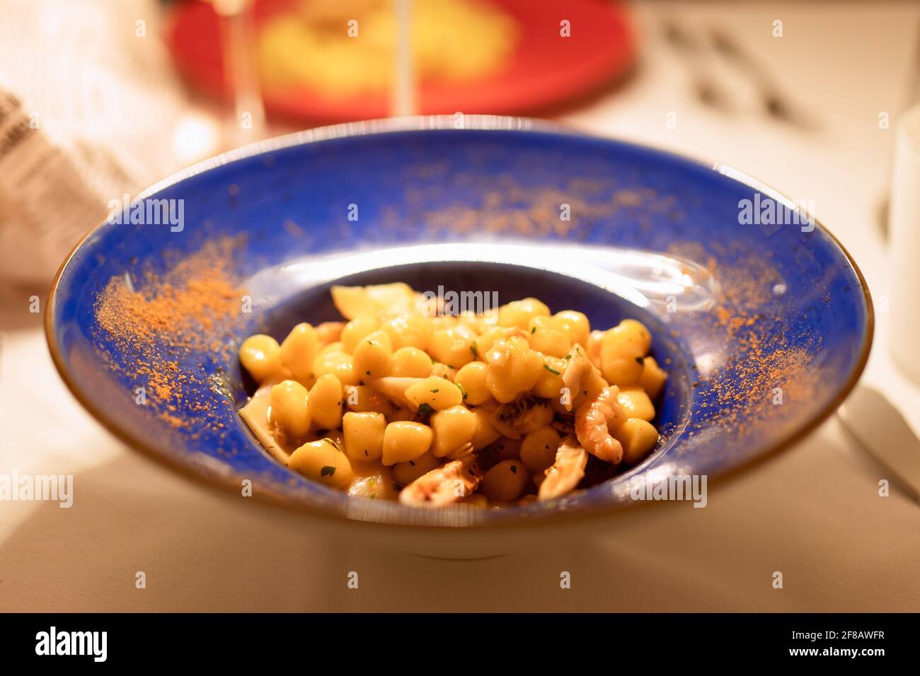 Typisch italienisches Gericht Gnocchi mit Meeresfrüchten. (Nahaufnahme, selektiver Fokus) Stockfoto