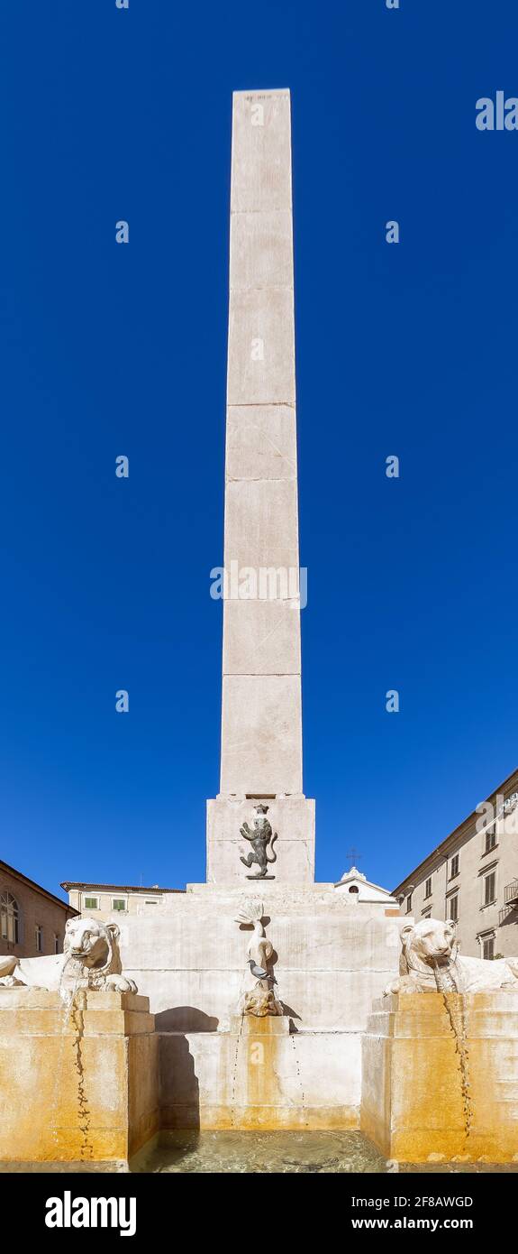 Sehen Sie sich den berühmten Obelisken-Brunnen auf dem Platz (Piazza Federico II) in Jesi an. Marken, Italien (Vertikales Foto) Stockfoto