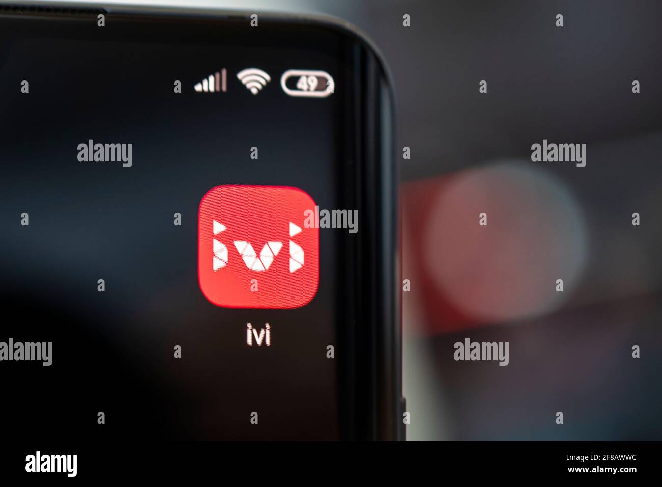 ivi - Russischer Multimedia-Service, Online-Kino. App auf dem Smartphone. 3. April 2021 Barnaul, Russland Stockfoto