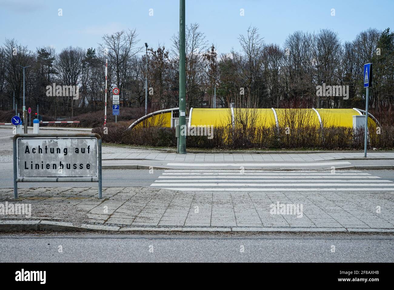 München, Neuperlach-Süd, Bayern, Deutschland, März 7, 2021: Siemens-Standort München Perlach (Legoland genannt). Blick vom Otto-Hahn-Ring. Fahrradständer. Stockfoto