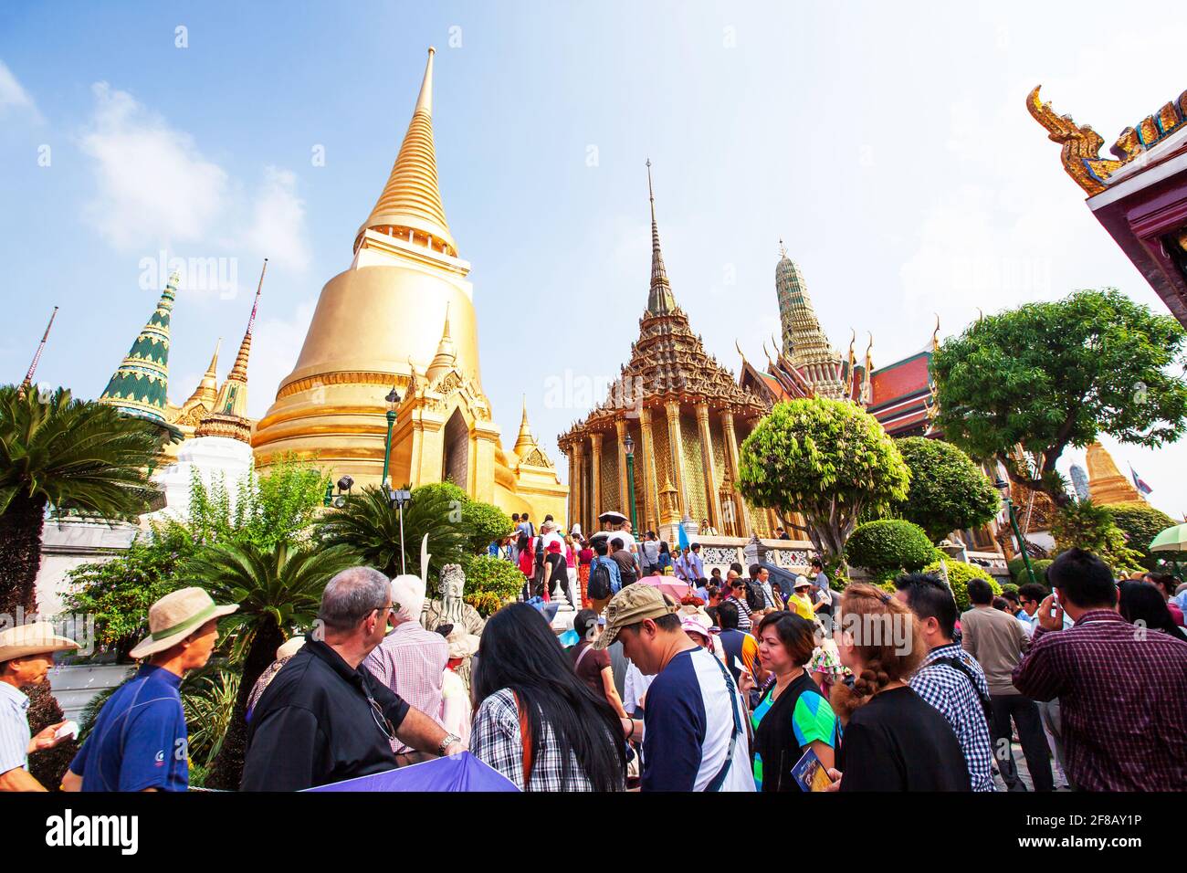 Bangkok, Thailand - 28. NOVEMBER 2014: Touristenmassen, die sich am goldenen alten Tempel des Wat Phra Kaew erfreuen, einer der beliebtesten Touristenattraktionen Asiens. Stockfoto