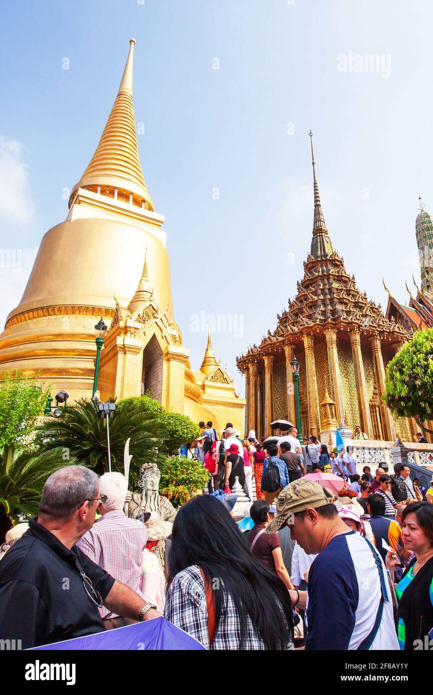 Bangkok, Thailand - 28. NOVEMBER 2014: Touristenmassen, die sich am goldenen alten Tempel des Wat Phra Kaew erfreuen, einer der beliebtesten Touristenattraktionen Asiens. Stockfoto