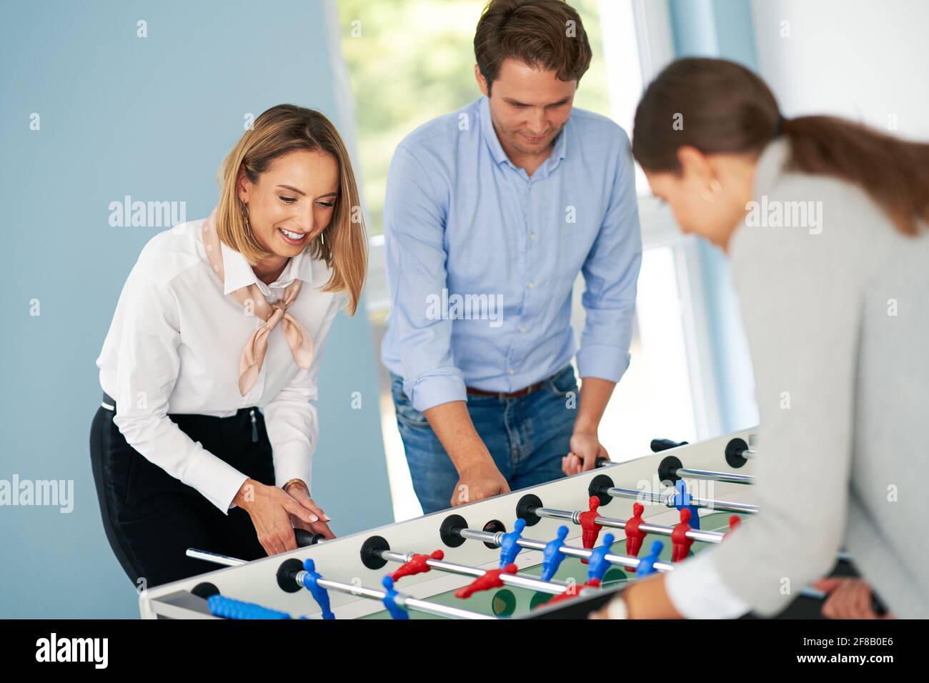 Geschäftsleute entspannen sich in gemeinsamen Bürorämlichkeiten Stockfoto