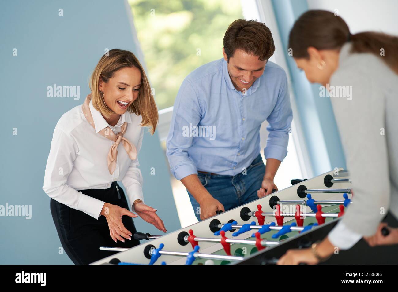 Geschäftsleute entspannen sich in gemeinsamen Bürorämlichkeiten Stockfoto