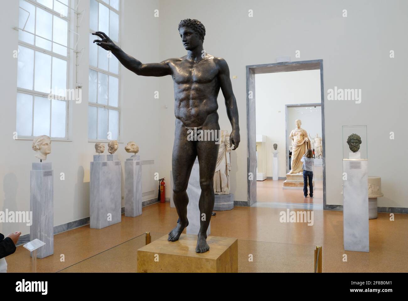 Bronzestatue Ephebe von Antikythera zeigt Paris oder Perseus aus dem Jahr 340 v. Chr. , Archäologisches Nationalmuseum, Athen, Griechenland, Europa Stockfoto