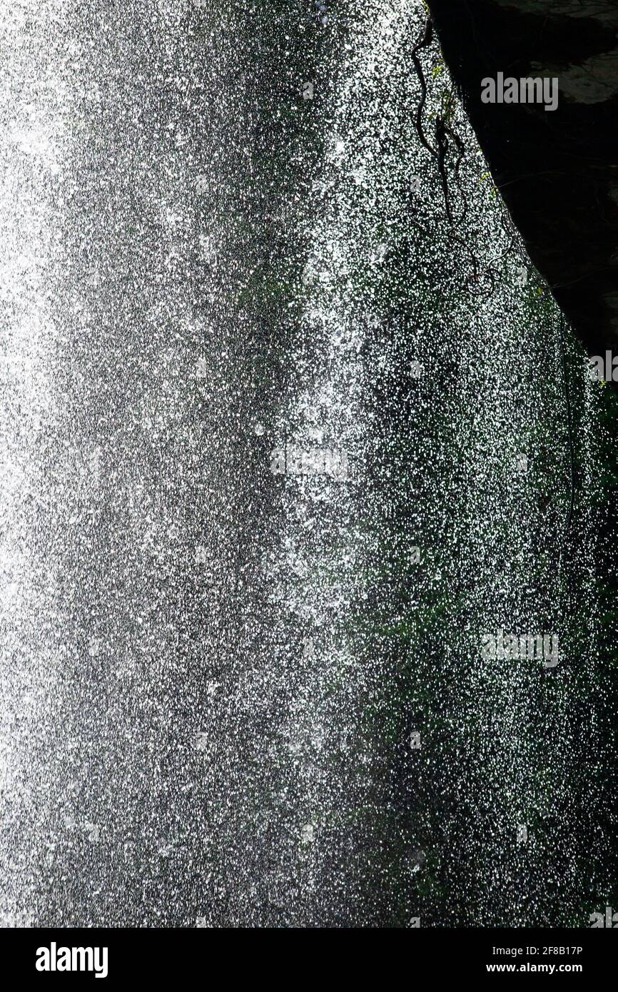 Frischer Wasserfall, der am sonnigen Sommer aus der Schlucht fällt, abstrakt transparent von Süßwasser, das in die Luft spritzt. Stockfoto