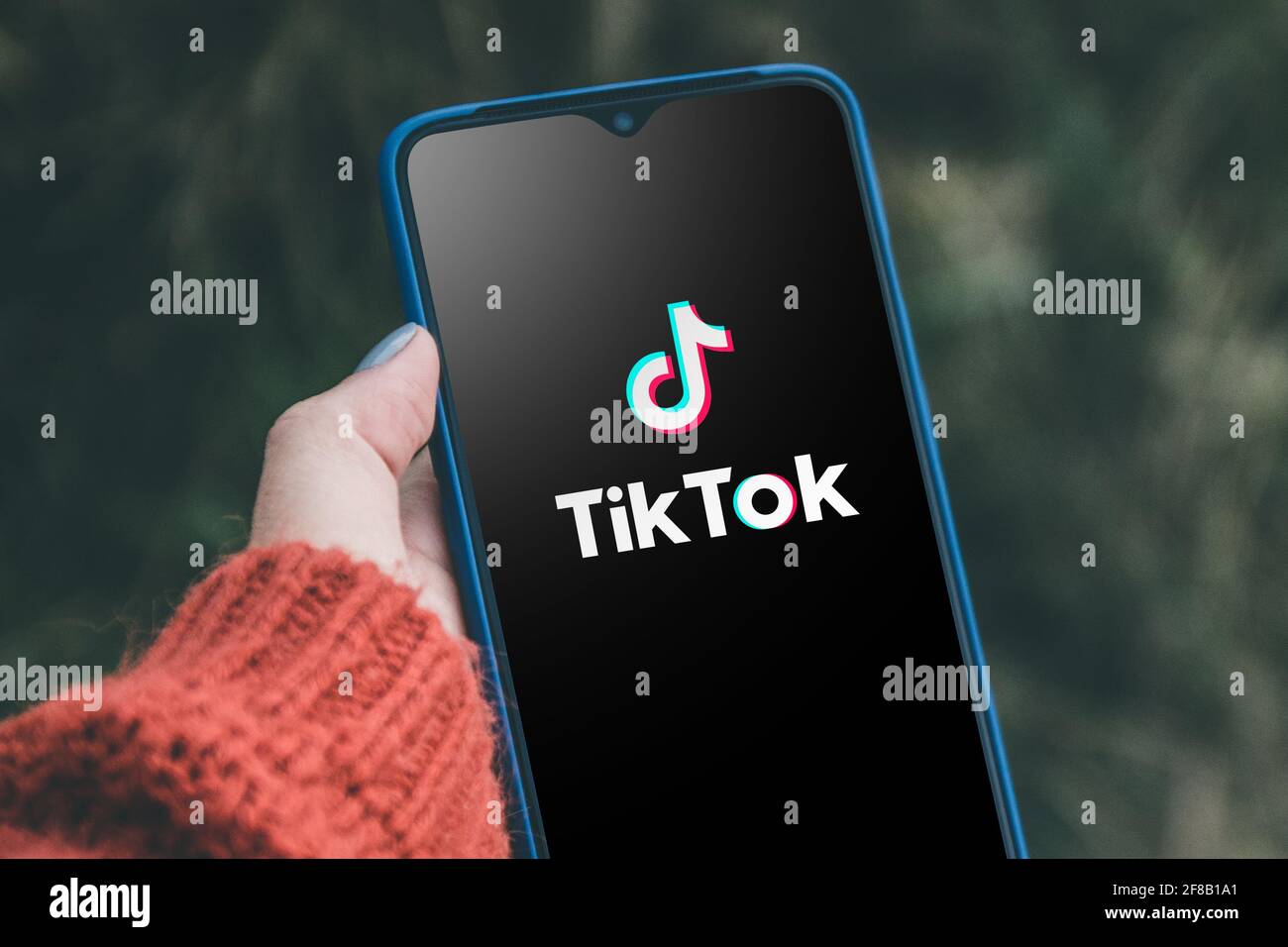 Podolsk, Ukraine - 29. März 2021: Frau hält Smartphone mit dem sozialen Internet-Dienst Tik Tok auf dem Bildschirm. Das soziale Netzwerk TikTok. Logo der aktuellen Stockfoto