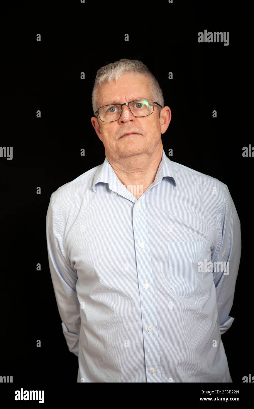 Älterer Mann Mit Brille Gegen Schwarz Stockfoto