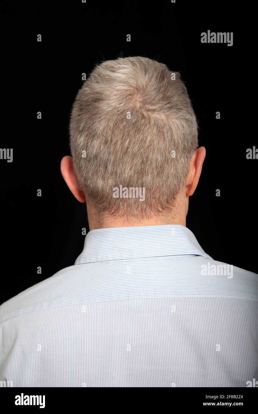 Rückseite von Senior man gegen schwarzen Hintergrund Stockfoto