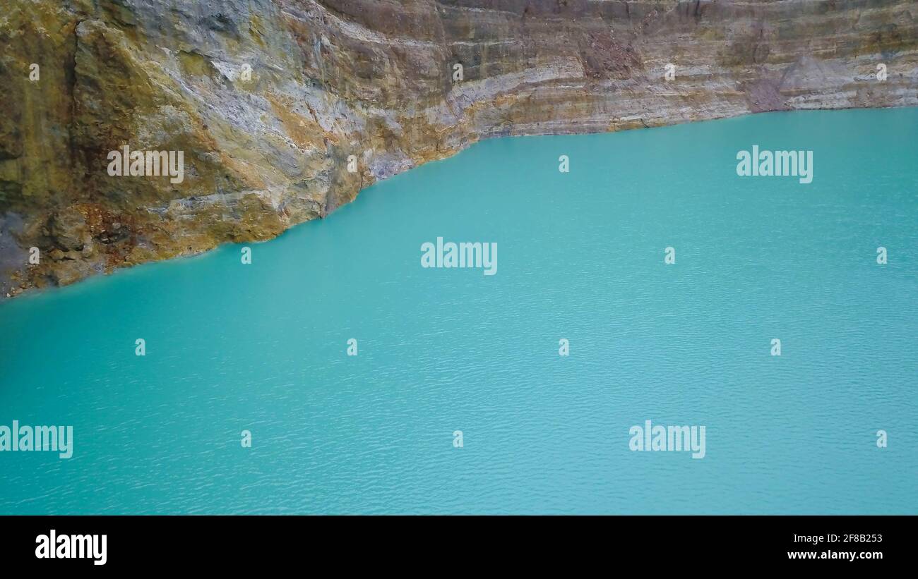 Nahaufnahme der Oberfläche des Alapolo-Sees und der Krater-Wand. Luftaufnahmen von vielfarbigen Seen von Kelimutu, Indonesien. Nationalpark und UNECSO Stockfoto