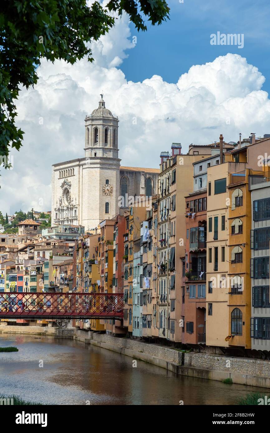 Bunte Häuser am Fluss Onyar in Girona, Katalonien, Spanien Stockfoto